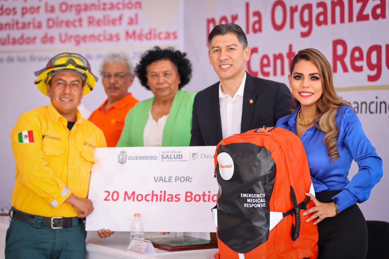 Evelyn Salgado entrega equipamiento donado por Direct Relief