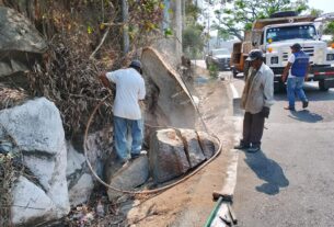 Continúan labores de limpieza y retiro de piedras en Avenida Escénica