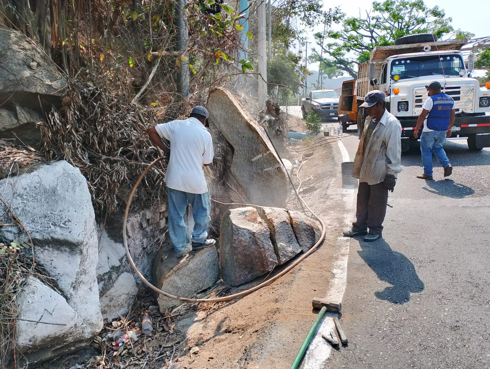 Continúan labores de limpieza y retiro de piedras en Avenida Escénica