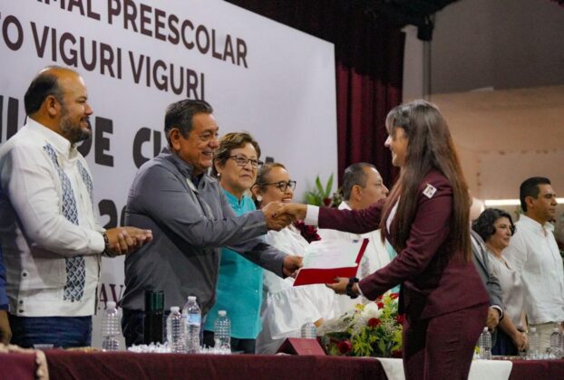 Félix Salgado apadrina a egresados de Adolfo Viguri Viguri