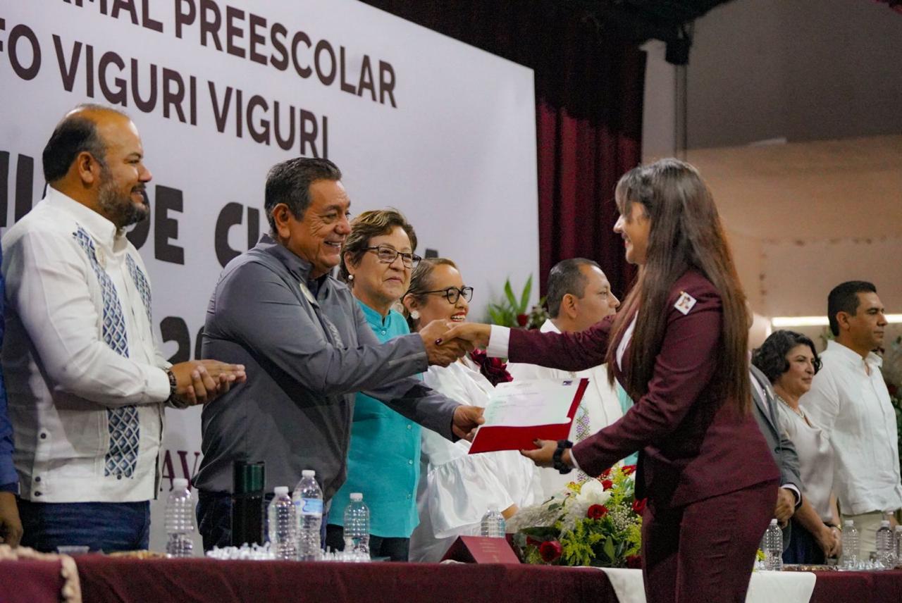 Félix Salgado apadrina a egresados de Adolfo Viguri Viguri